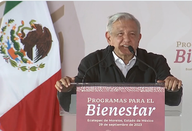 El presidente López Obrador firma convenio para la pensión universal de las personas con discapacidad.