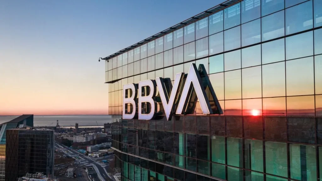 BBVA se convierte en el primer banco del pais en